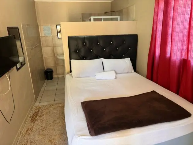 Modern Room 2 Overnight - Image 3